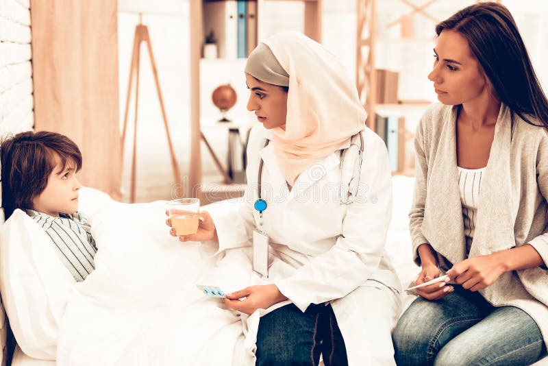 Arabischer Doktor Give Medicine zu kranker Jungen-Lügenbett stockbilder Arabischer Doktor Give Medicine zu kranker Jungen-Lügenbett stockbilder
