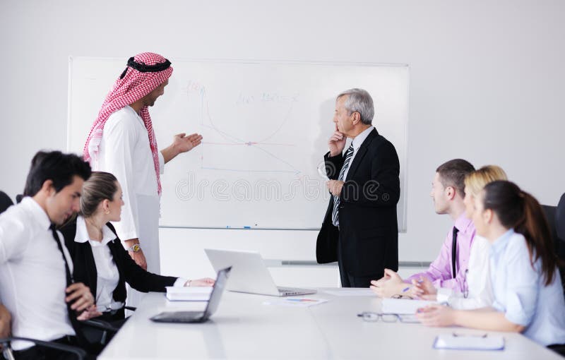 Arabischer Geschäftsmann bei der Sitzung