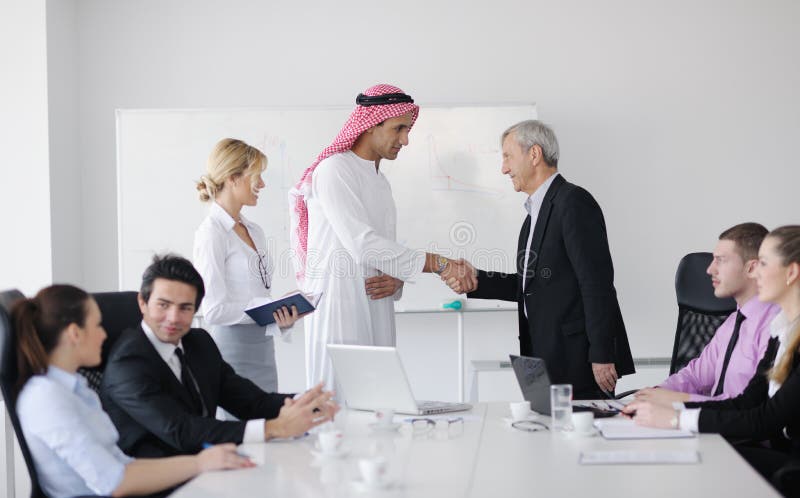 Arabischer Geschäftsmann bei der Sitzung