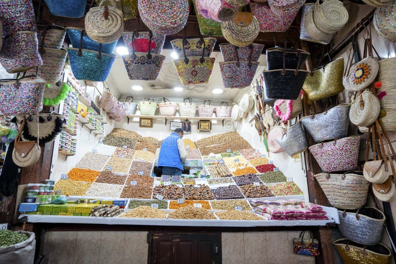 Arabischer Laden Mit Getreide, Trockenfrüchten, Nüssen Und Taschen Im