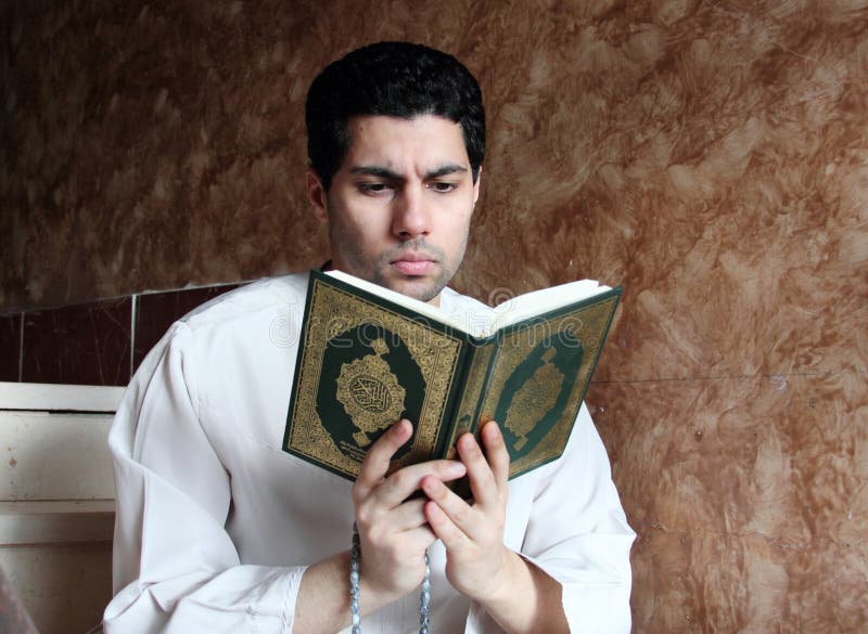 Arabischer moslemischer Mann mit koran Heiliger Schrift mit Rosenbeet stockfotografie Arabischer moslemischer Mann mit koran Heiliger Schrift mit Rosenbeet stockfotografie