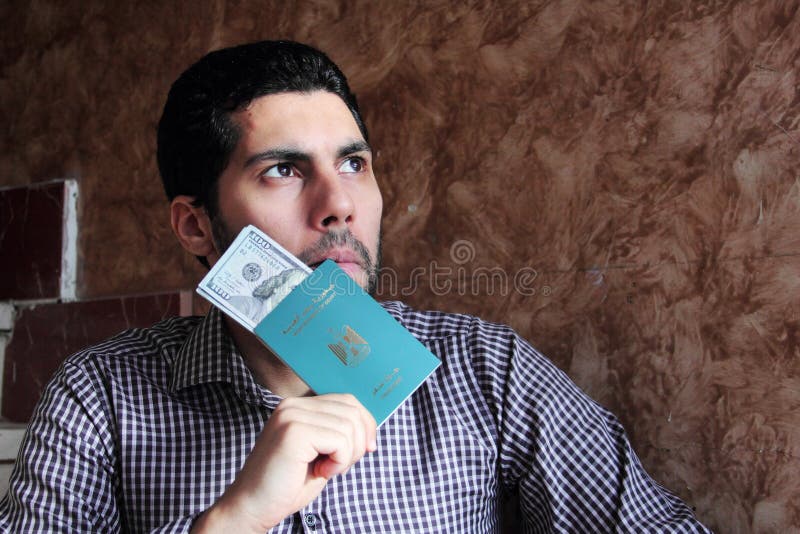Arabischer moslemischer Mann mit Ägypten-Pass mit Geld lizenzfreie stockfotografie Arabischer moslemischer Mann mit Ägypten-Pass mit Geld lizenzfreie stockfotografie
