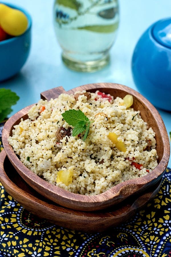 Arabischer Salat Mit Kuskus Tabbouleh Stockfoto - Bild von kochen ...