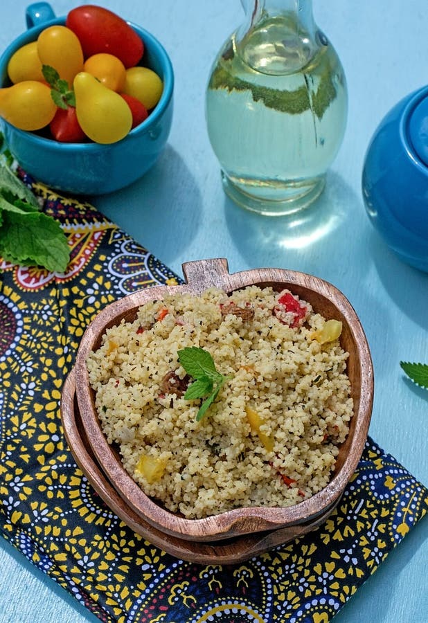 Arabischer Salat Mit Kuskus Tabbouleh Stockbild - Bild von kuskus ...