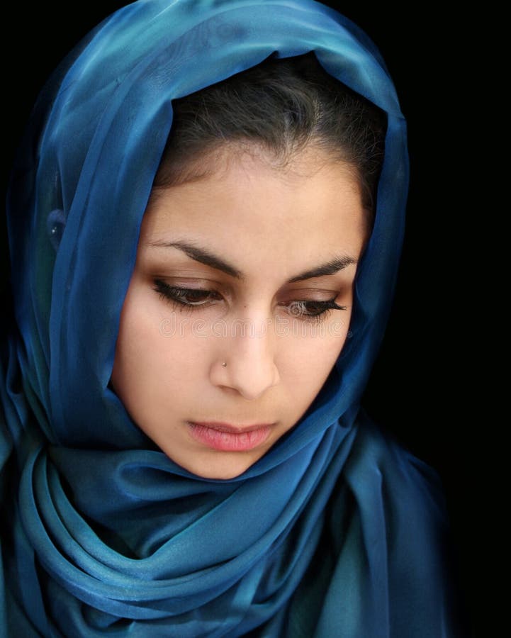 Arabisches Mädchen im blauen Schal