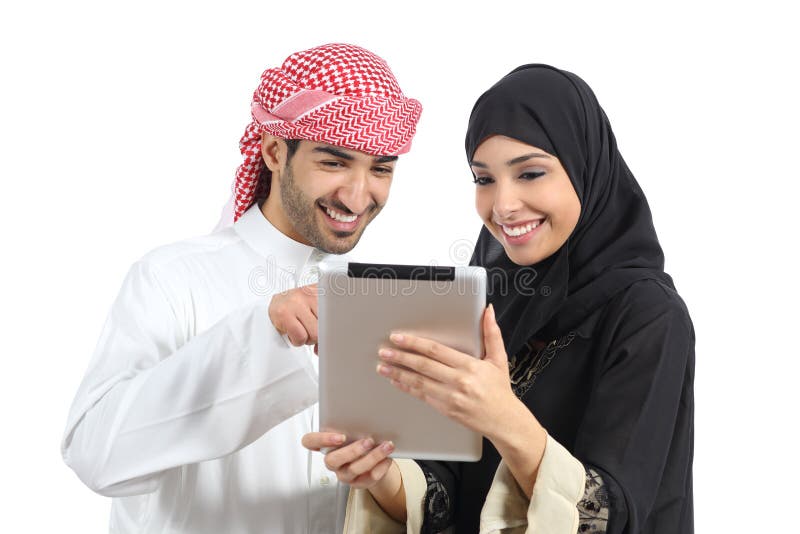 Arabisches saudisches glückliches Paar, das einen Tablettenleser grast