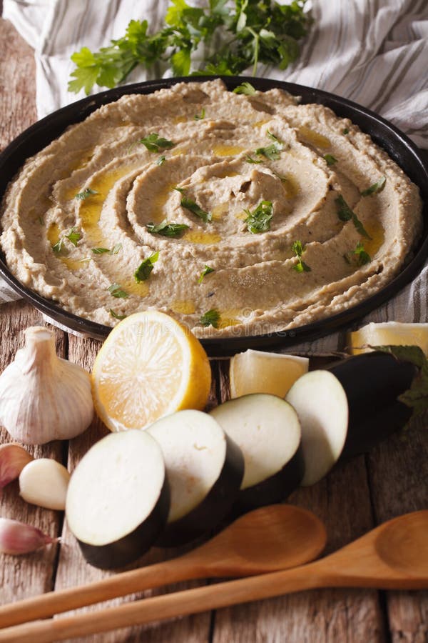 Arabisk närbild för matbabaghanoush på plattan och ingredienserna arkivfoto Arabisk närbild för matbabaghanoush på plattan och ingredienserna arkivfoto