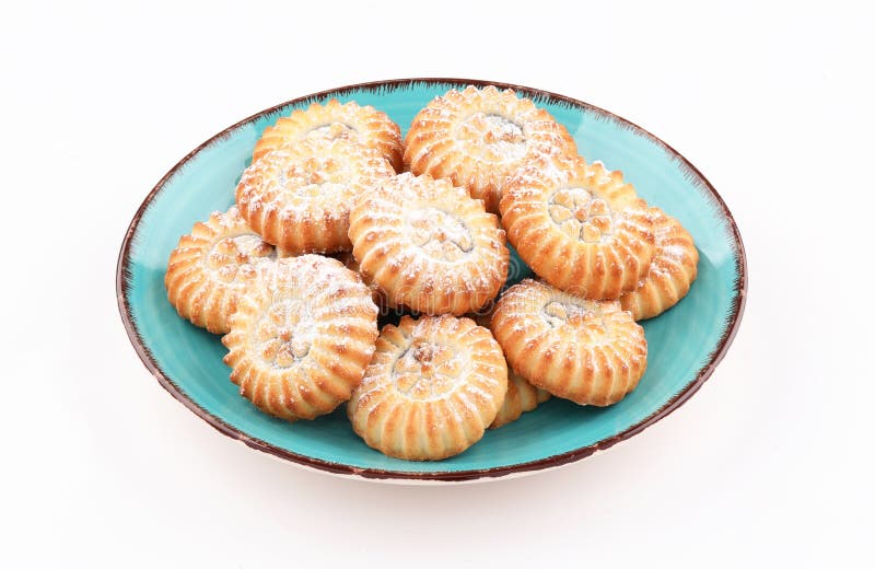 Arabiska orientaliska cookies-datum i skål på vit bakgrund royaltyfri fotografi Arabiska orientaliska cookies-datum i skål på vit bakgrund royaltyfri fotografi
