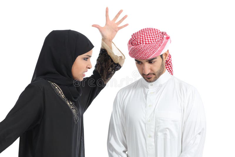 Arabiska par med en kvinna som argumenterar till hennes make arkivbild Arabiska par med en kvinna som argumenterar till hennes make arkivbild