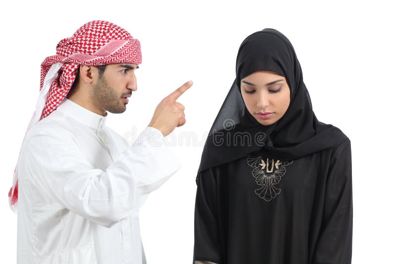 Arabiska par med en man som argumenterar till hans fru arkivbilder Arabiska par med en man som argumenterar till hans fru arkivbilder