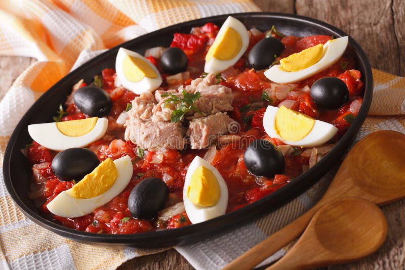 ArabiskaMechouia sallad med grönsaker, tonfisk och äggnärbild royaltyfria foton ArabiskaMechouia sallad med grönsaker, tonfisk och äggnärbild royaltyfria foton