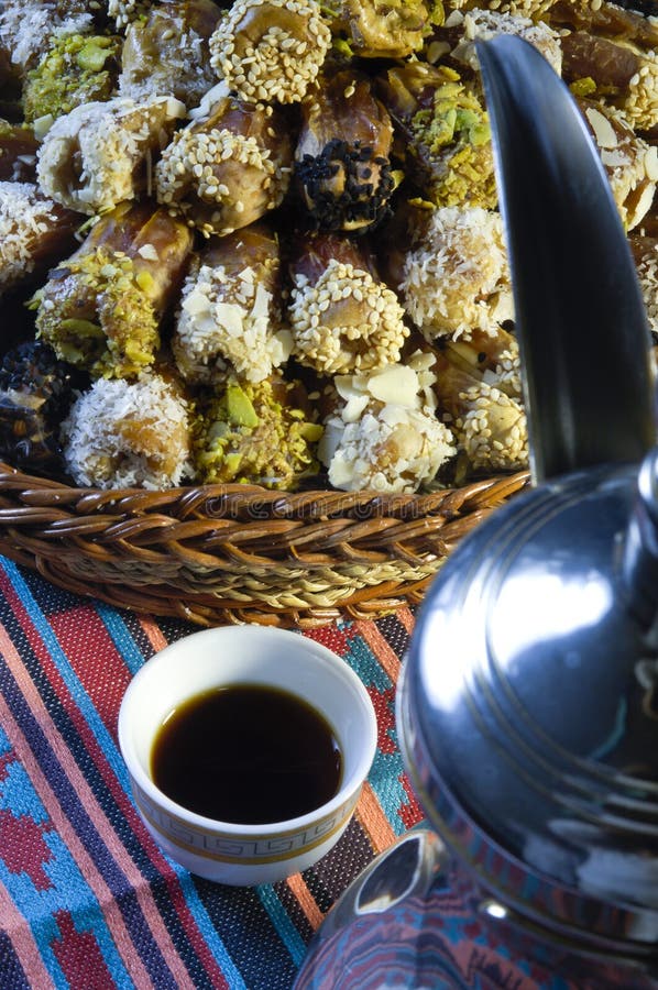 Arabiskt kaffe med data arkivfoto. Bild av datum, gourmet 116310476