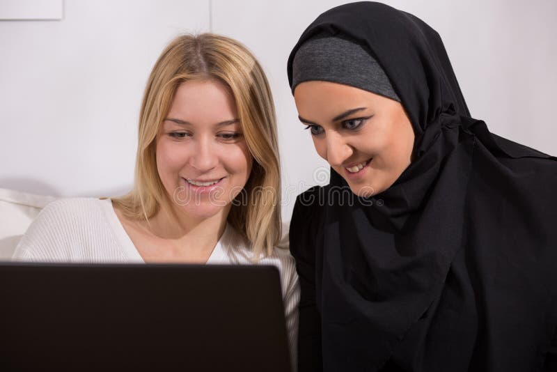Arabiskt och europeiskt hålla ögonen på för kvinnor fotografering för bildbyråer Arabiskt och europeiskt hålla ögonen på för kvinnor fotografering för bildbyråer