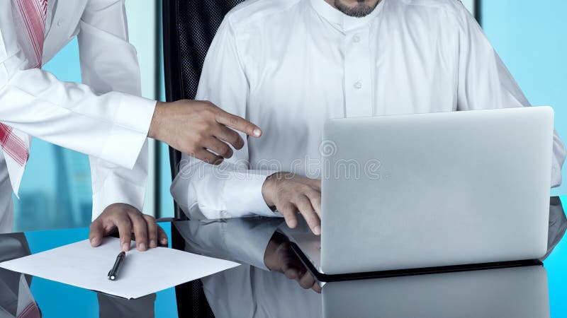 Arabscy biznesmeni Pracuje na laptopie