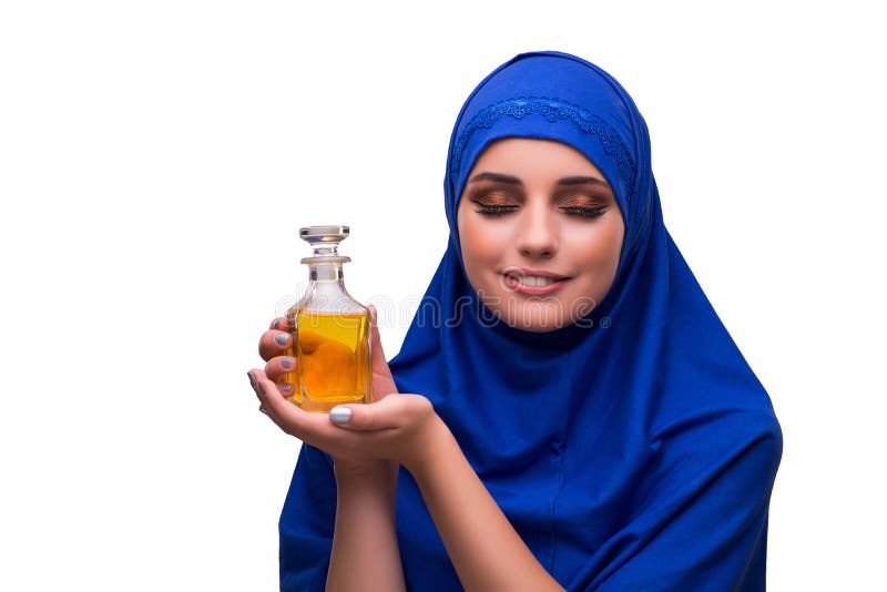 Arabska kobieta z butelką odizolowywającą na bielu pachnidło obraz stock Arabska kobieta z butelką odizolowywającą na bielu pachnidło obraz stock