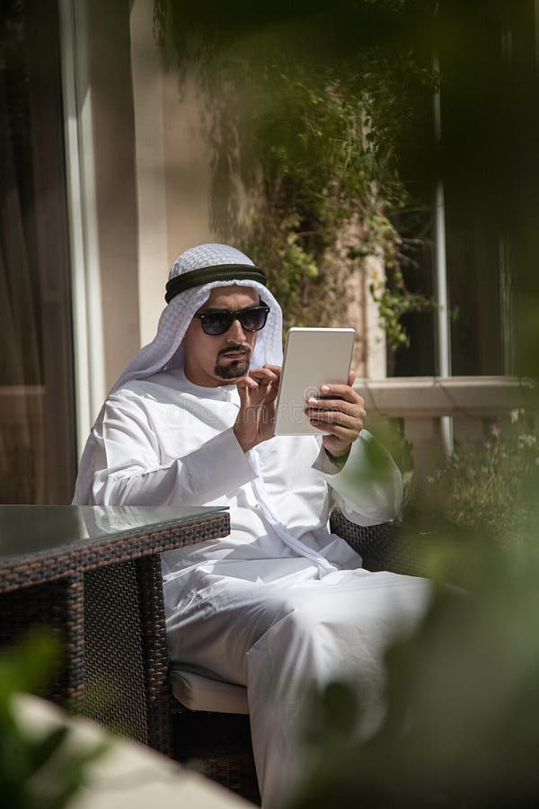 Arabska samiec Używa Mądrze Phone Out obraz stock Arabska samiec Używa Mądrze Phone Out obraz stock