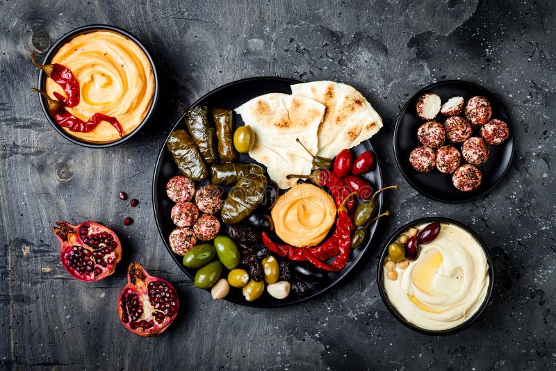 Arabska tradycyjna kuchnia Bliskowschodni meze półmisek z pita, oliwki, hummus, faszerował dolma, labneh serowe piłki w pikantnoś