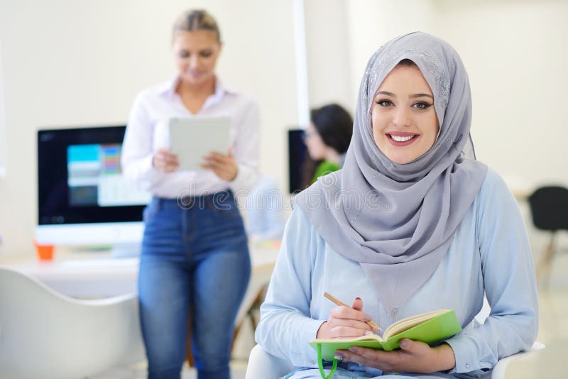Arabski bizneswoman w początkowym biurze z drużynowym działaniem w tle, zdjęcia stock Arabski bizneswoman w początkowym biurze z drużynowym działaniem w tle, zdjęcia stock
