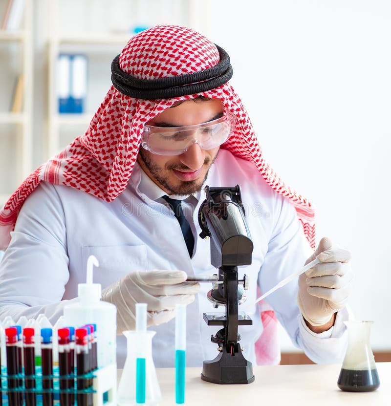 Arabski chemik pracujący w laboratorium fotografia stock