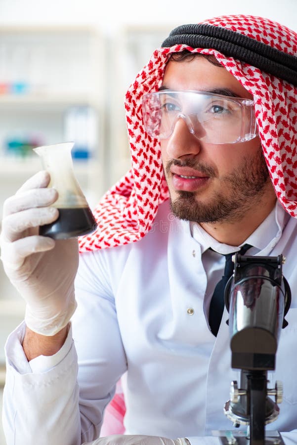 Arabski chemik pracuje w lab biurze fotografia stock