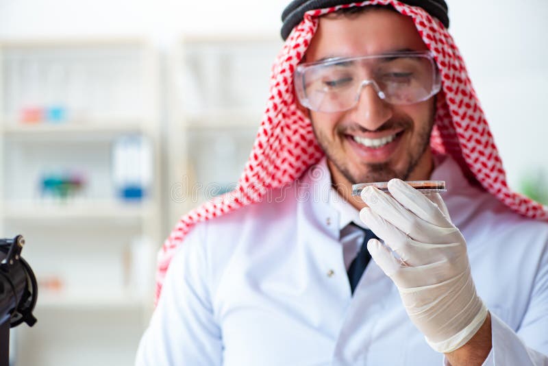 Arabski chemik pracuje w lab biurze obraz royalty free
