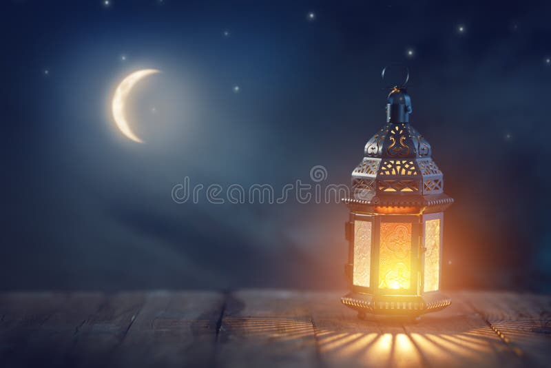 Arabski lampion z płonącą świeczką