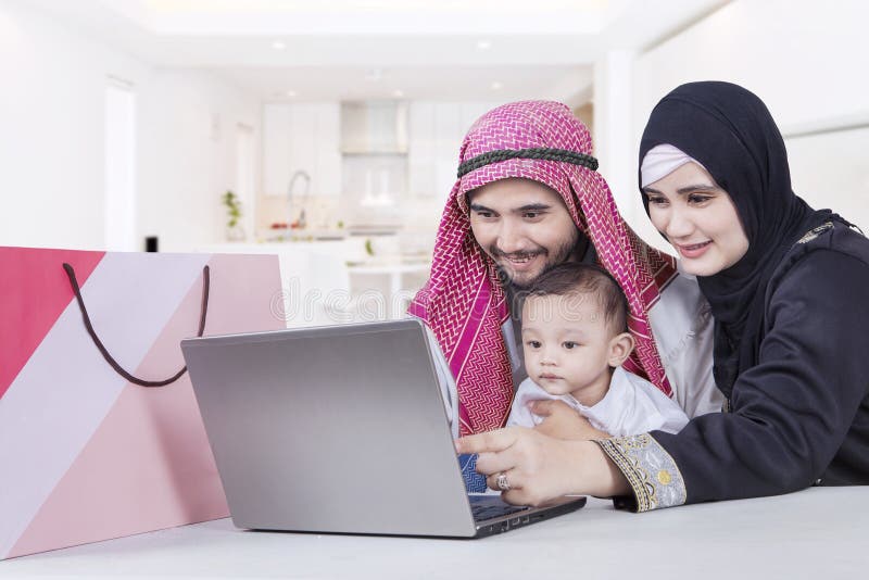 Arabski rodzinny używa laptop obrazy stock Arabski rodzinny używa laptop obrazy stock