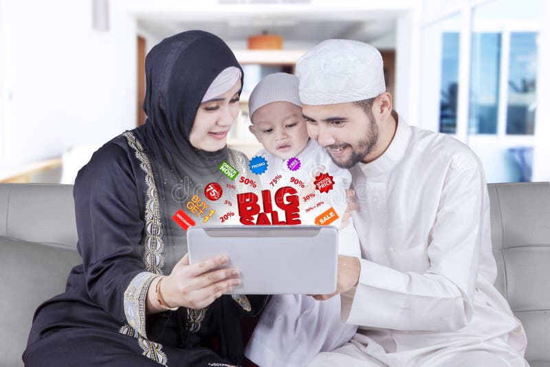 Arabski rodzinny wyszukuje promo online zdjęcie stock Arabski rodzinny wyszukuje promo online zdjęcie stock