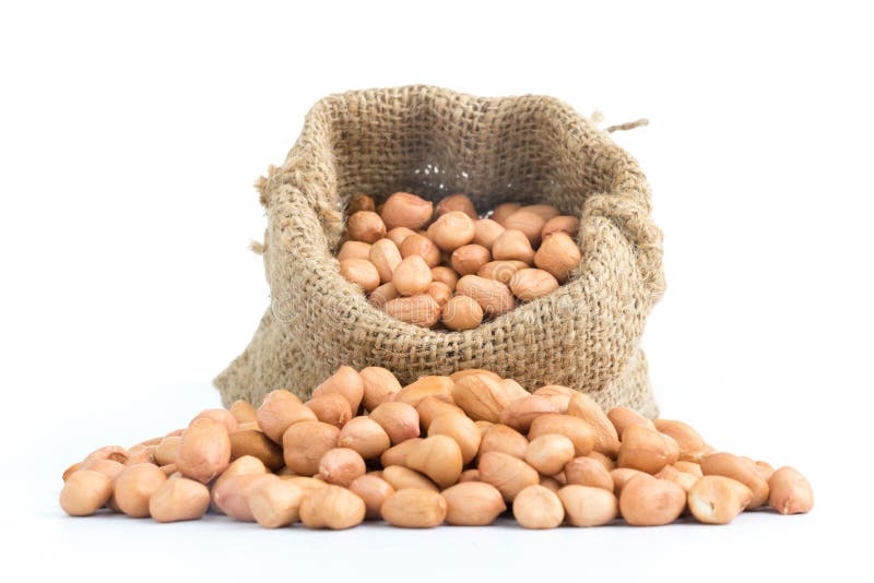 arachides dans le sac à toile de jute d'isolement sur le blanc image libre de droits arachides dans le sac à toile de jute d'isolement sur le blanc image libre de droits