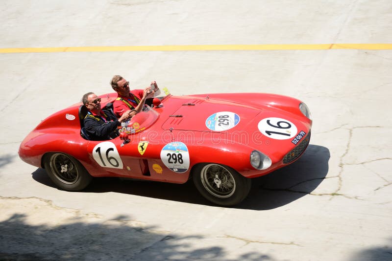 Download Araignée 1954 De Ferrari 750 Monza Scaglietti Chez Mille Miglia Photographie éditorial - Image du rendement, piloter: 76085767