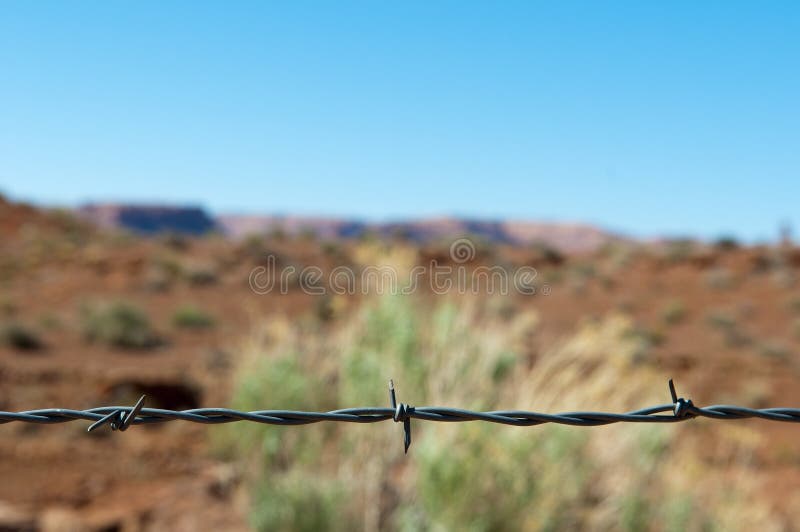 Arame farpado como o divisor a um deserto imagem de stock Arame farpado como o divisor a um deserto imagem de stock