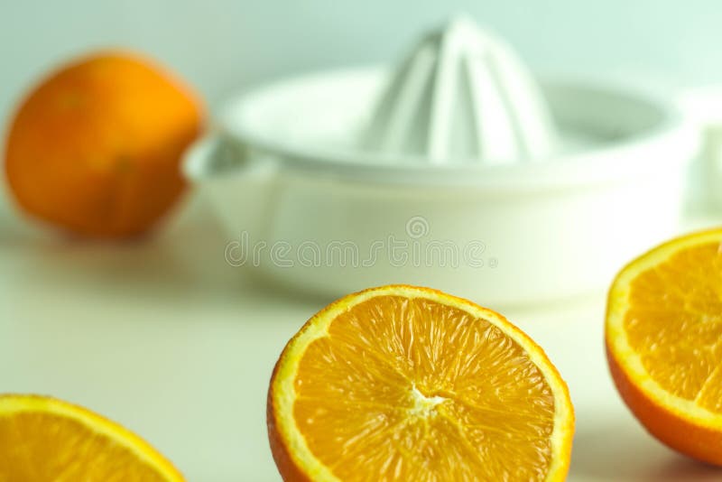 Arancia pronta per un succo saporito per la prima colazione immagine stock Arancia pronta per un succo saporito per la prima colazione immagine stock