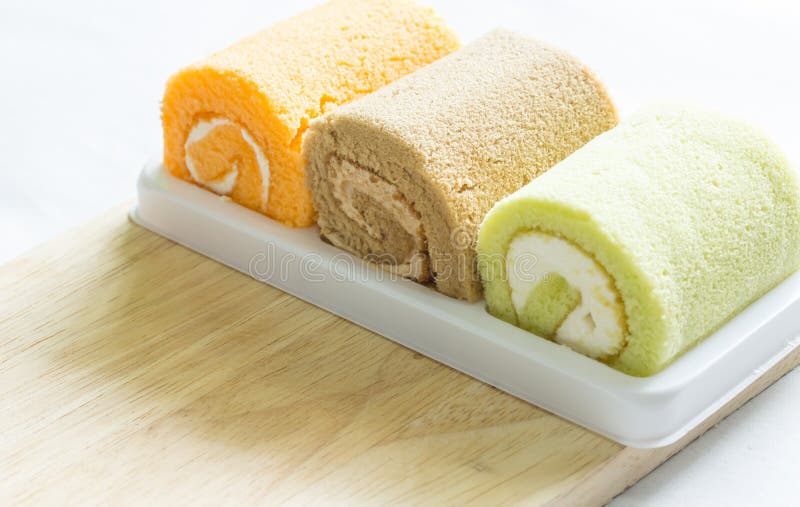Arancio, pandan, dolce del rotolo del cioccolato su legno immagine stock libera da diritti Arancio, pandan, dolce del rotolo del cioccolato su legno immagine stock libera da diritti