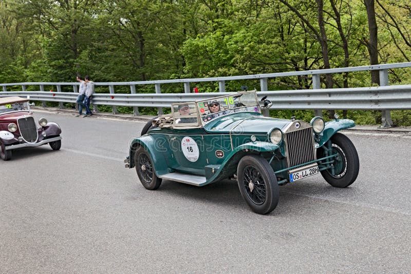 Aranha da série VIII de Lancia Lambda 221S na reunião Mille Miglia 2013 imagens de stock Aranha da série VIII de Lancia Lambda 221S na reunião Mille Miglia 2013 imagens de stock