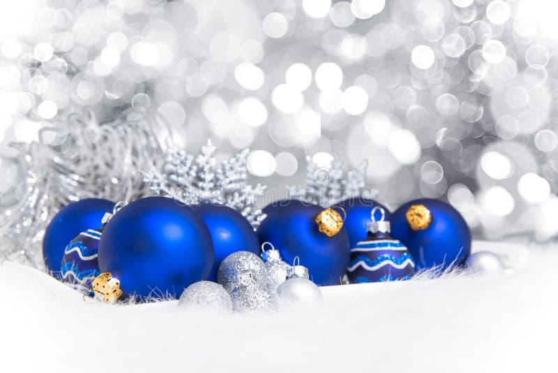 Aranjarea ornamentelor de Crăciun albastru pe lumini sclipitoare stock photos