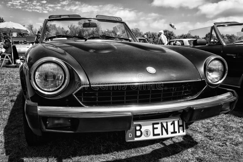 Araña italiana del deporte de Fiat 124 del coche de deportes fotografía de archivo Araña italiana del deporte de Fiat 124 del coche de deportes fotografía de archivo