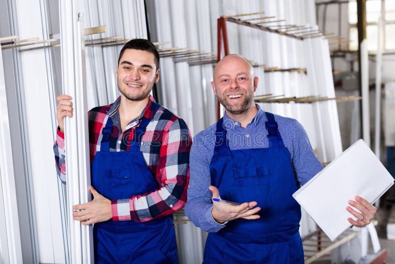 Arbeider bij fabriek met werkgever royalty-vrije stock fotografie Arbeider bij fabriek met werkgever royalty-vrije stock fotografie