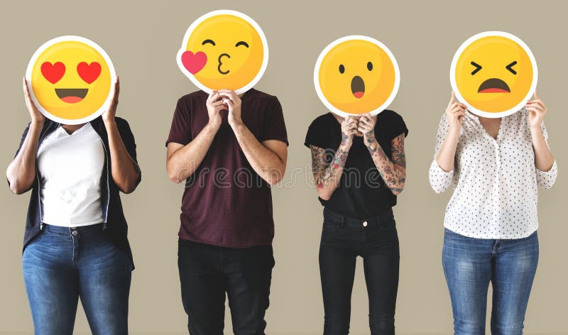 Arbeider die en gezichtsemojis bevinden zich houden royalty-vrije stock fotografie Arbeider die en gezichtsemojis bevinden zich houden royalty-vrije stock fotografie