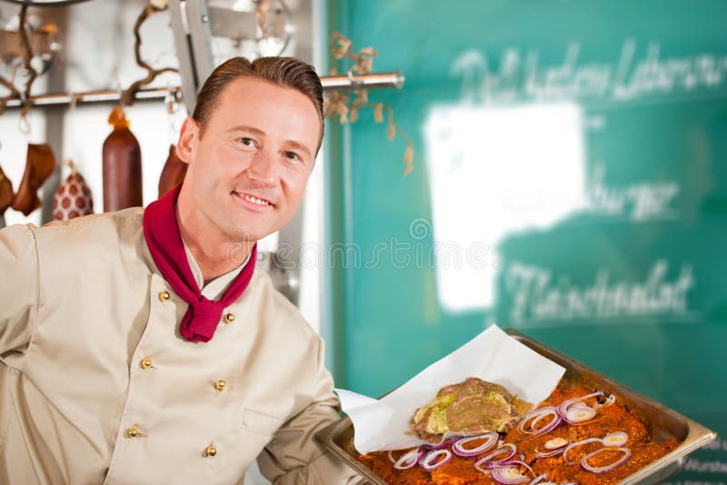 Arbeiten in Metzgerei mit Grillfleisch lizenzfreie stockfotografie Arbeiten in Metzgerei mit Grillfleisch lizenzfreie stockfotografie