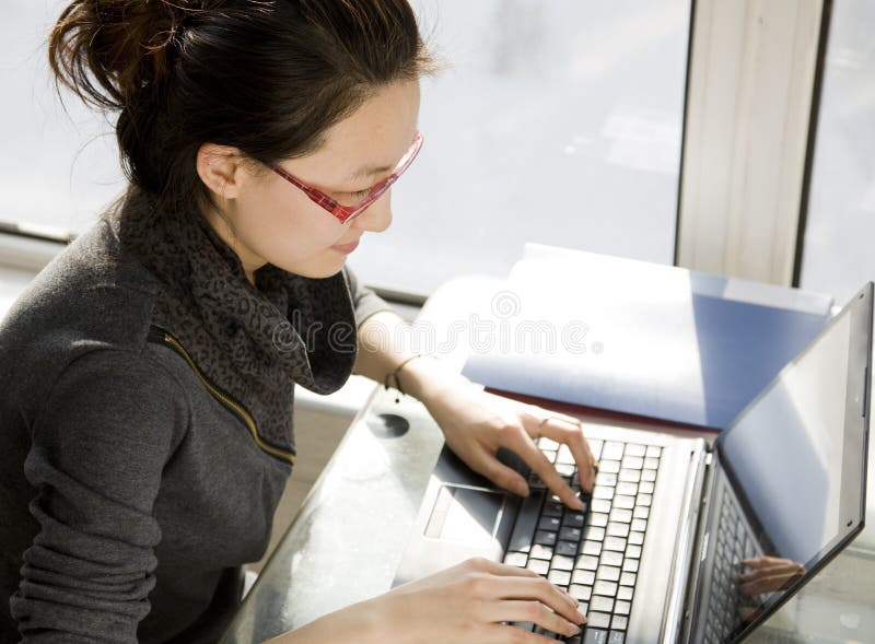Arbeiten mit Laptop lizenzfreies stockbild Arbeiten mit Laptop lizenzfreies stockbild