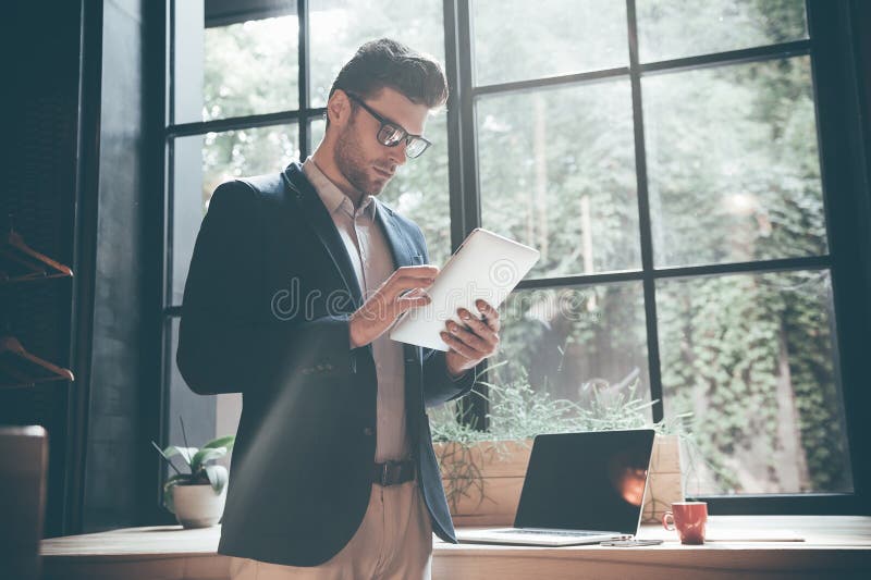 Arbeiten an neuer Tablette stockfoto Arbeiten an neuer Tablette stockfoto