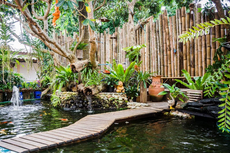 arbeiten Sie mit Teich von koi Fischen und von verzierter Bambuswand im Garten stockbild arbeiten Sie mit Teich von koi Fischen und von verzierter Bambuswand im Garten stockbild