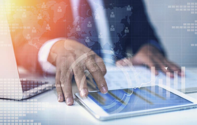 Arbeitender Smartphone Touch Screen des Geschäftsmannes lizenzfreies stockfoto Arbeitender Smartphone Touch Screen des Geschäftsmannes lizenzfreies stockfoto