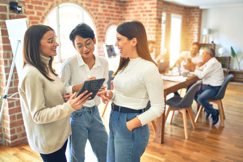 Arbeiter lächeln glücklich stockfoto