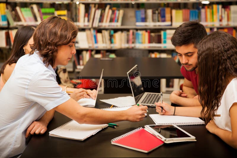 Arbeitsgemeinschaft in einer Bibliothek stockfoto Arbeitsgemeinschaft in einer Bibliothek stockfoto