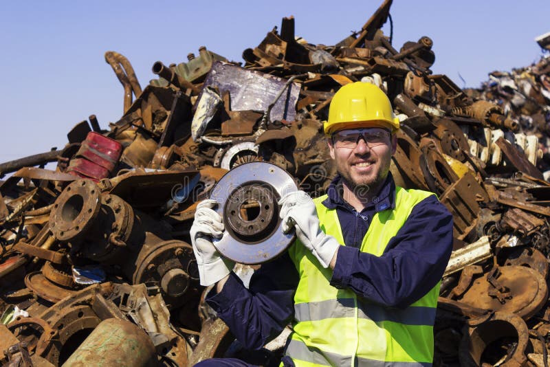 Arbeitskraft auf Autofriedhofgriffrotor mögen glänzende Trophäe lizenzfreie stockfotografie Arbeitskraft auf Autofriedhofgriffrotor mögen glänzende Trophäe lizenzfreie stockfotografie