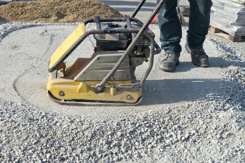 Arbeitskraft Mit Asphalt Plate Tamper, PatioHeimwerken Stockbild