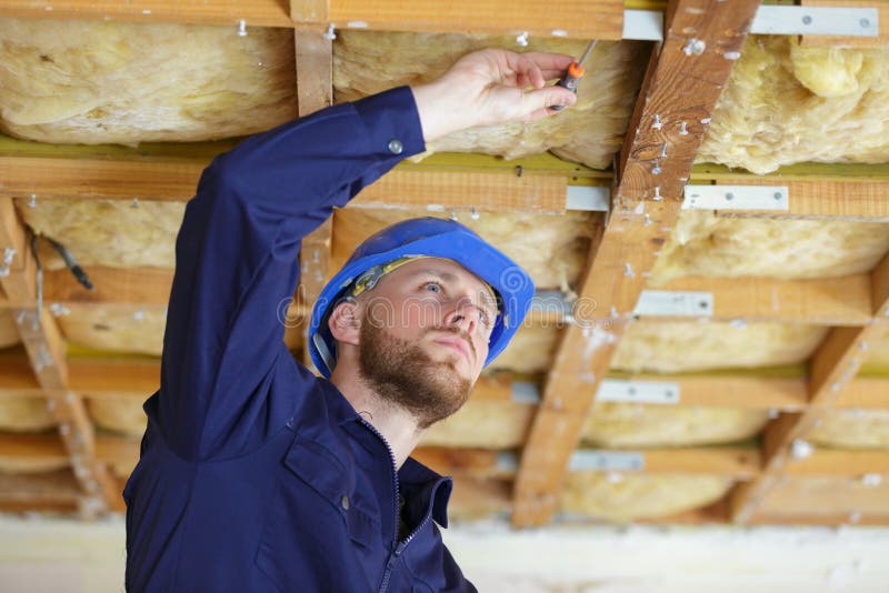 Arbeitskraft Roofererbauer, der an Dachstuhl arbeitet stockbild Arbeitskraft Roofererbauer, der an Dachstuhl arbeitet stockbild