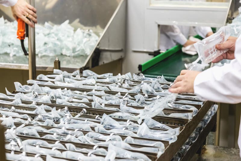 Arbeitskraftartproduktion auf Pharmaindustriefertigung lizenzfreies stockbild Arbeitskraftartproduktion auf Pharmaindustriefertigung lizenzfreies stockbild