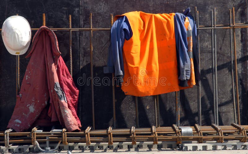Arbeitskraftsturzhelm und -jacke lizenzfreies stockbild Arbeitskraftsturzhelm und -jacke lizenzfreies stockbild
